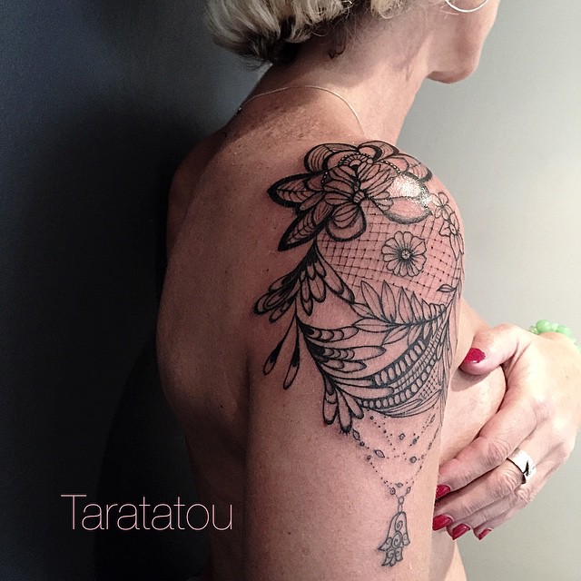 tatouage épaule femme fleur