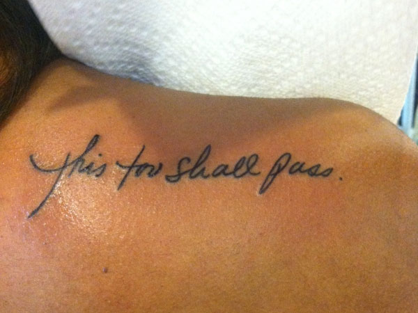 tatouage épaule femme phrase