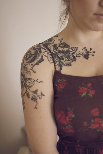 tatouage épaule femme plume