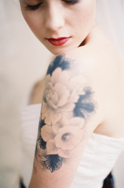 tatouage épaule femme rose