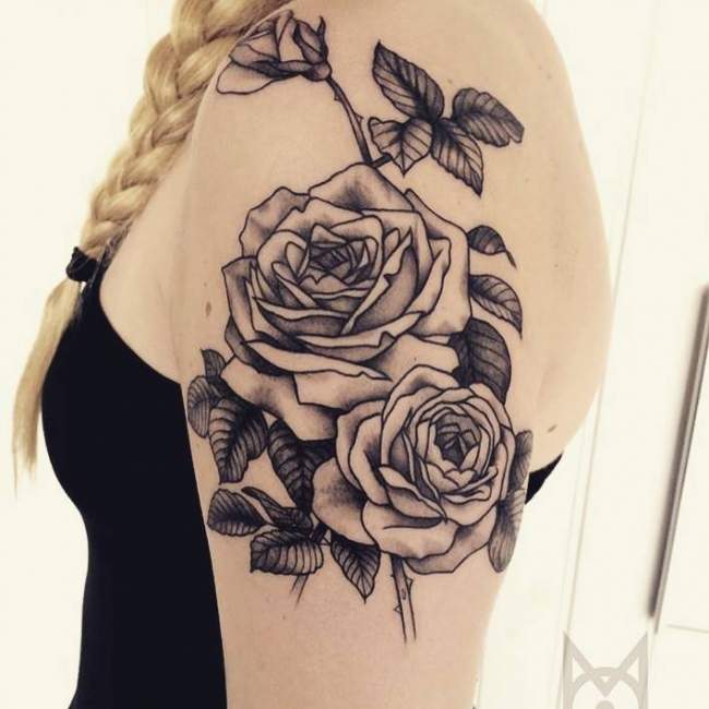 tatouage épaule femme rose