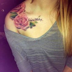 tatouage épaule femme rose