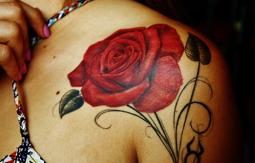 tatouage épaule femme rose