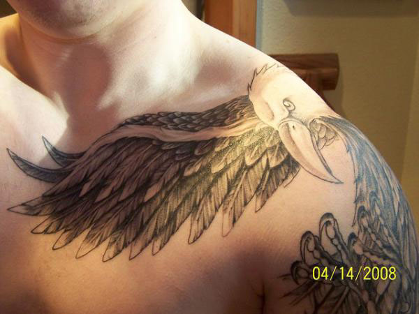 Tatouage épaule homme aigle