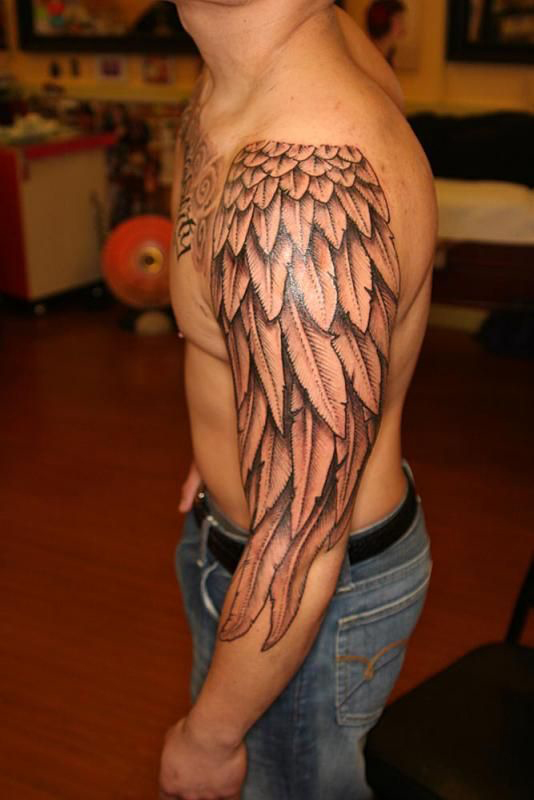 tatouage épaule homme aigle