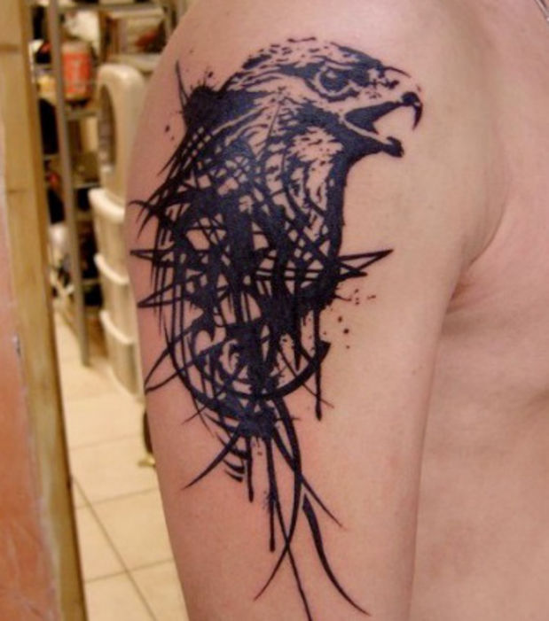 tatouage épaule homme aigle