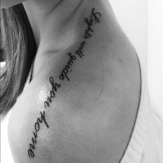 tatouage épaule homme ecriture