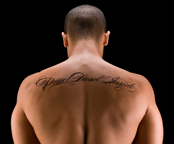 tatouage épaule homme ecriture