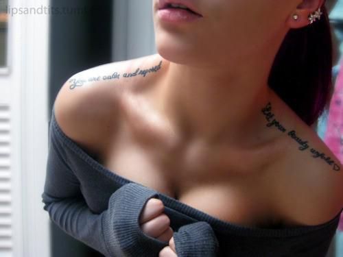 tatouage épaule homme ecriture
