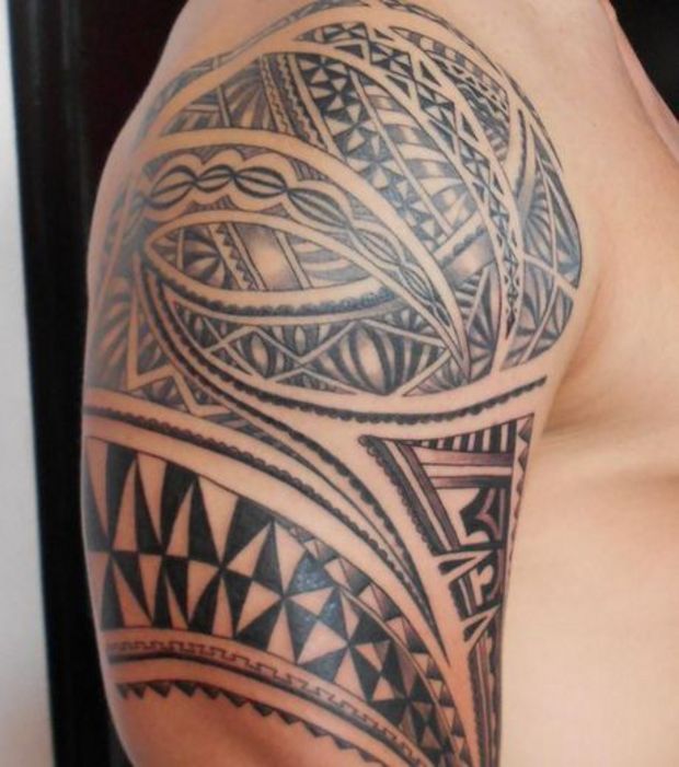 tatouage épaule homme polynésien