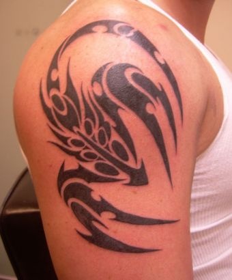 tatouage épaule homme scorpion