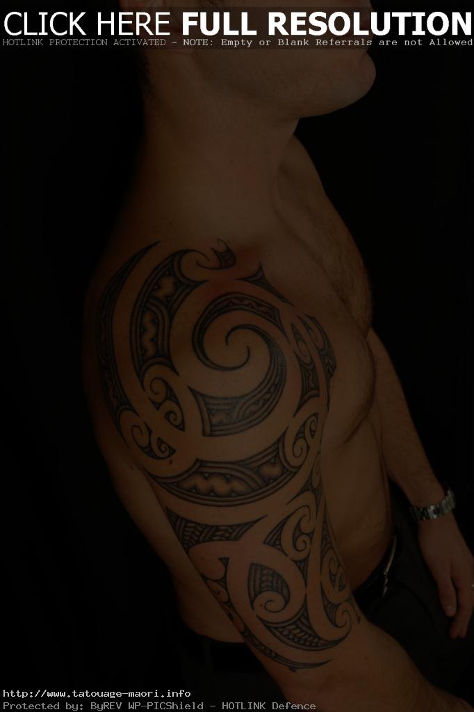 tatouage épaule torse homme