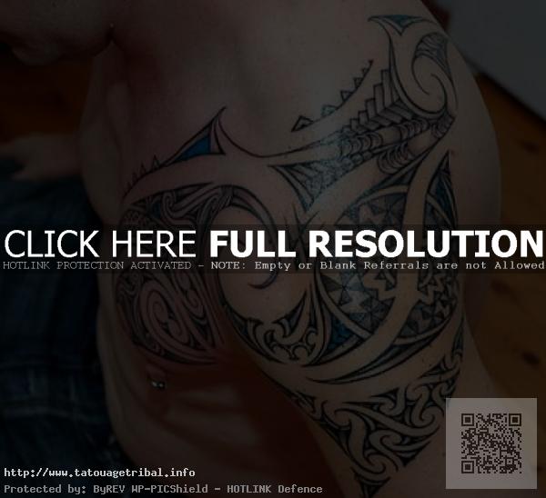 tatouage épaule torse tribal