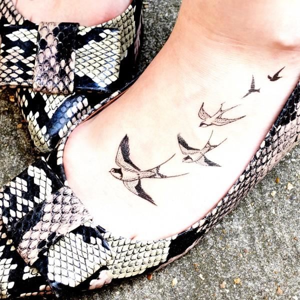 tatouage ephemere hirondelle