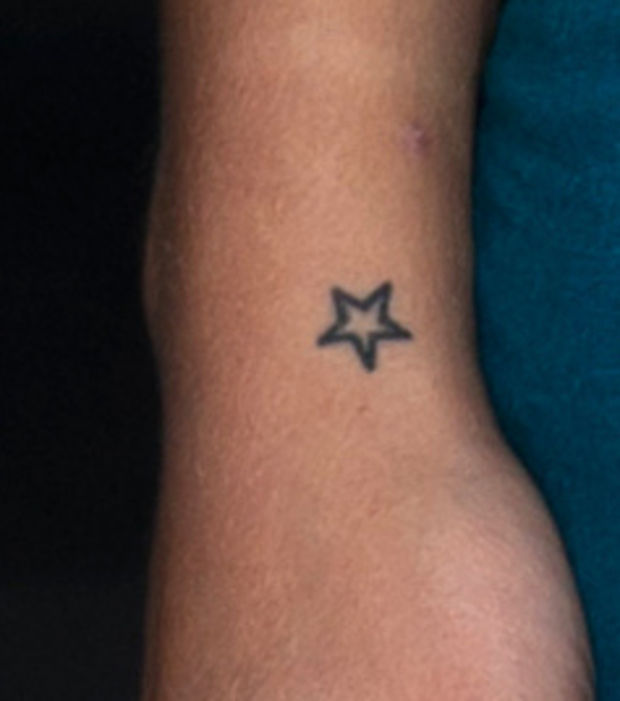 Tatouage étoile poignet caroline receveur