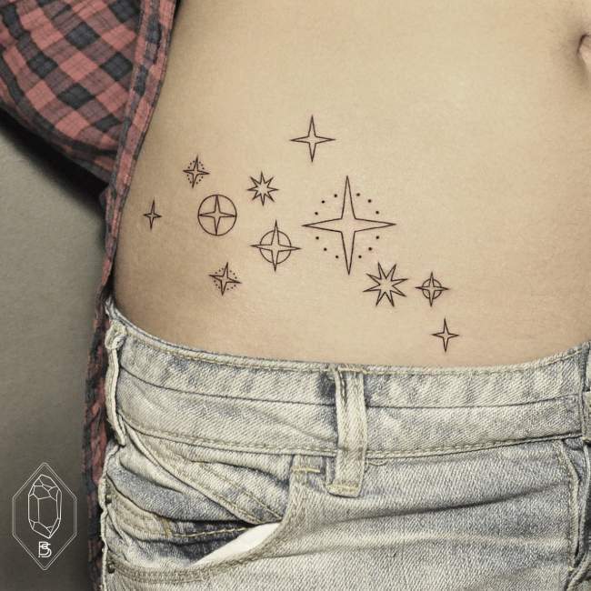 tatouage etoile ventre homme