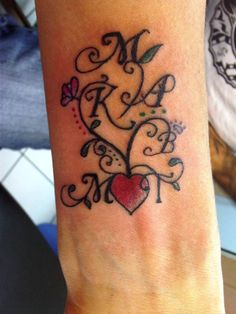 Tatouage feminin initiale