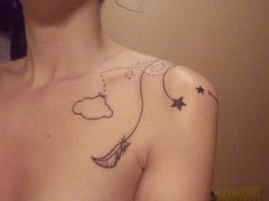 tatouage femme discret omoplate