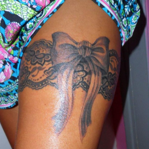 tatouage femme noeud cuisse