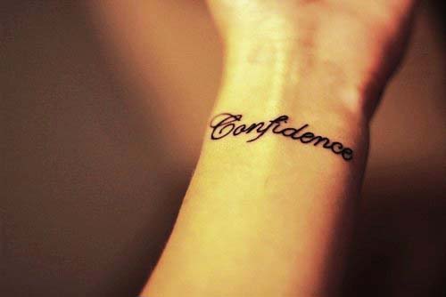 tatouage femme phrase poignet