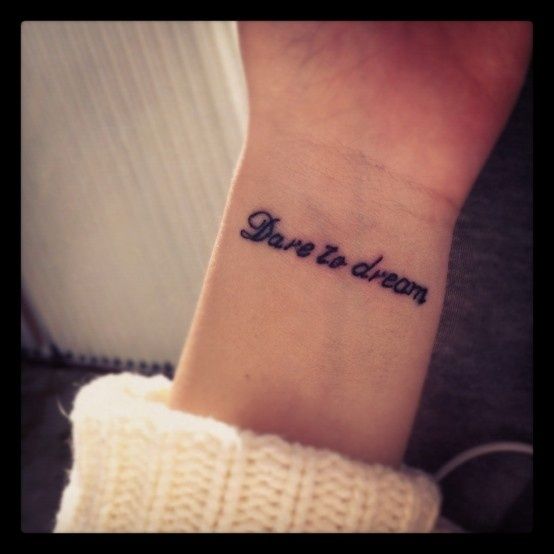 tatouage femme phrase poignet
