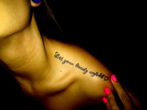 tatouage femme sur l'omoplate