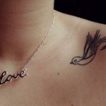 tatouage femme sur l'omoplate