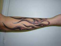 Tatouage flamme avant bras noir