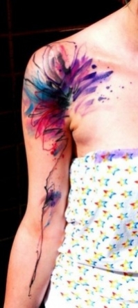 tatouage fleur aquarelle