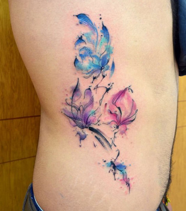 tatouage fleur aquarelle