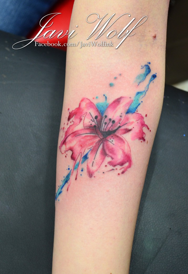 tatouage fleur aquarelle