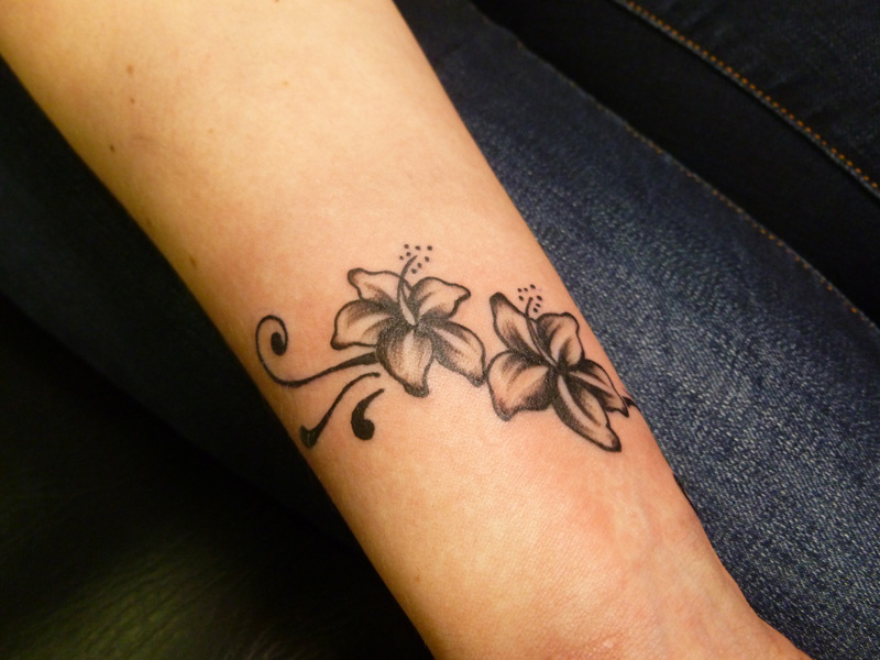 Tatouage fleur au poignet