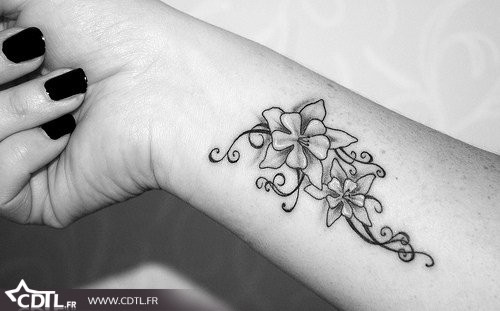 tatouage fleur au poignet