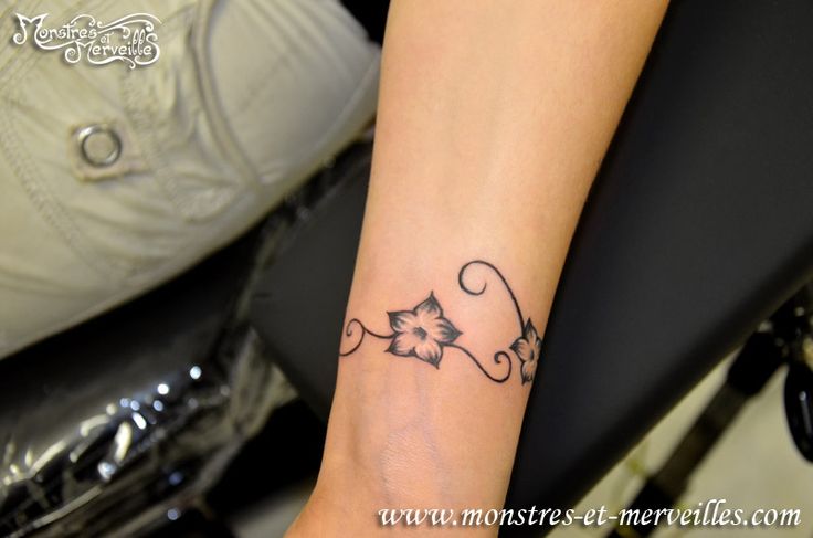 tatouage fleur au poignet
