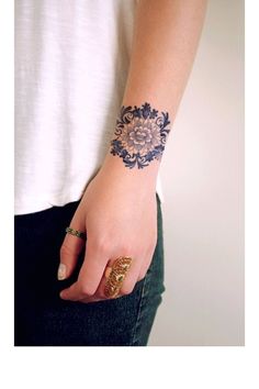 tatouage fleur au poignet