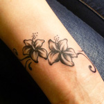tatouage fleur au poignet