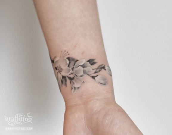 tatouage fleur au poignet