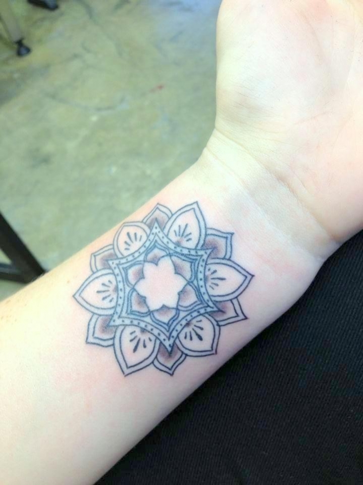 tatouage fleur au poignet
