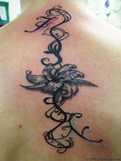 tatouage fleur avec initiale