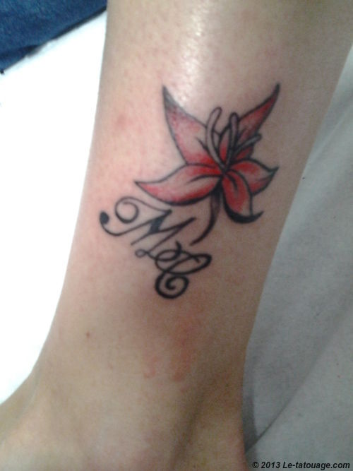 tatouage fleur avec initiale