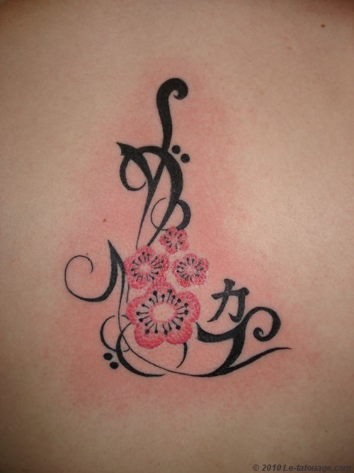 tatouage fleur avec initiale