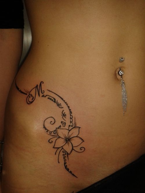 tatouage fleur avec initiale