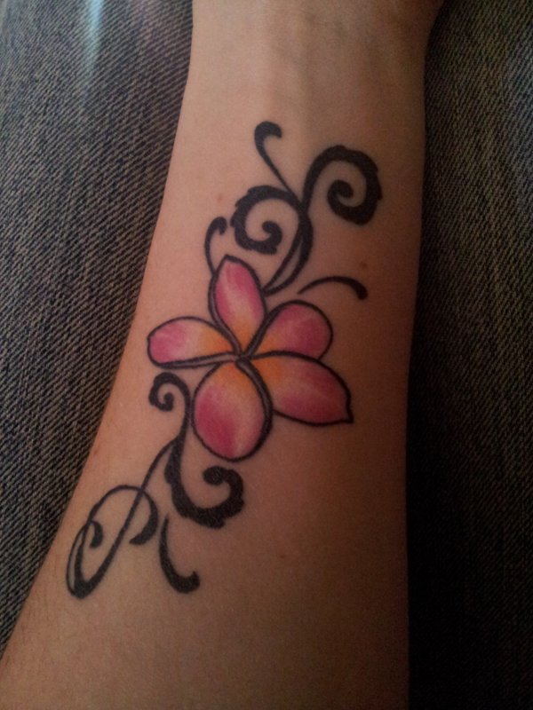 tatouage fleur avec initiale