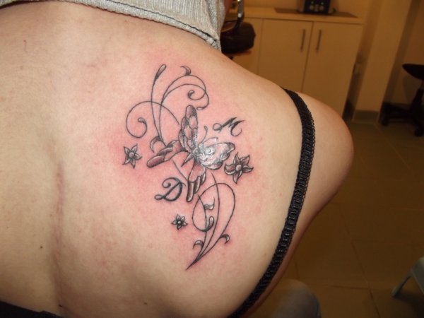 tatouage fleur avec lettre