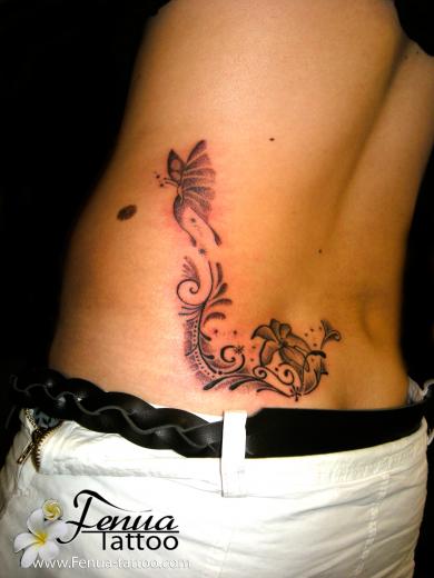 tatouage fleur avec papillon