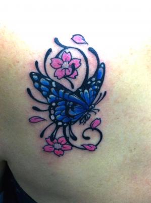 tatouage fleur avec papillon