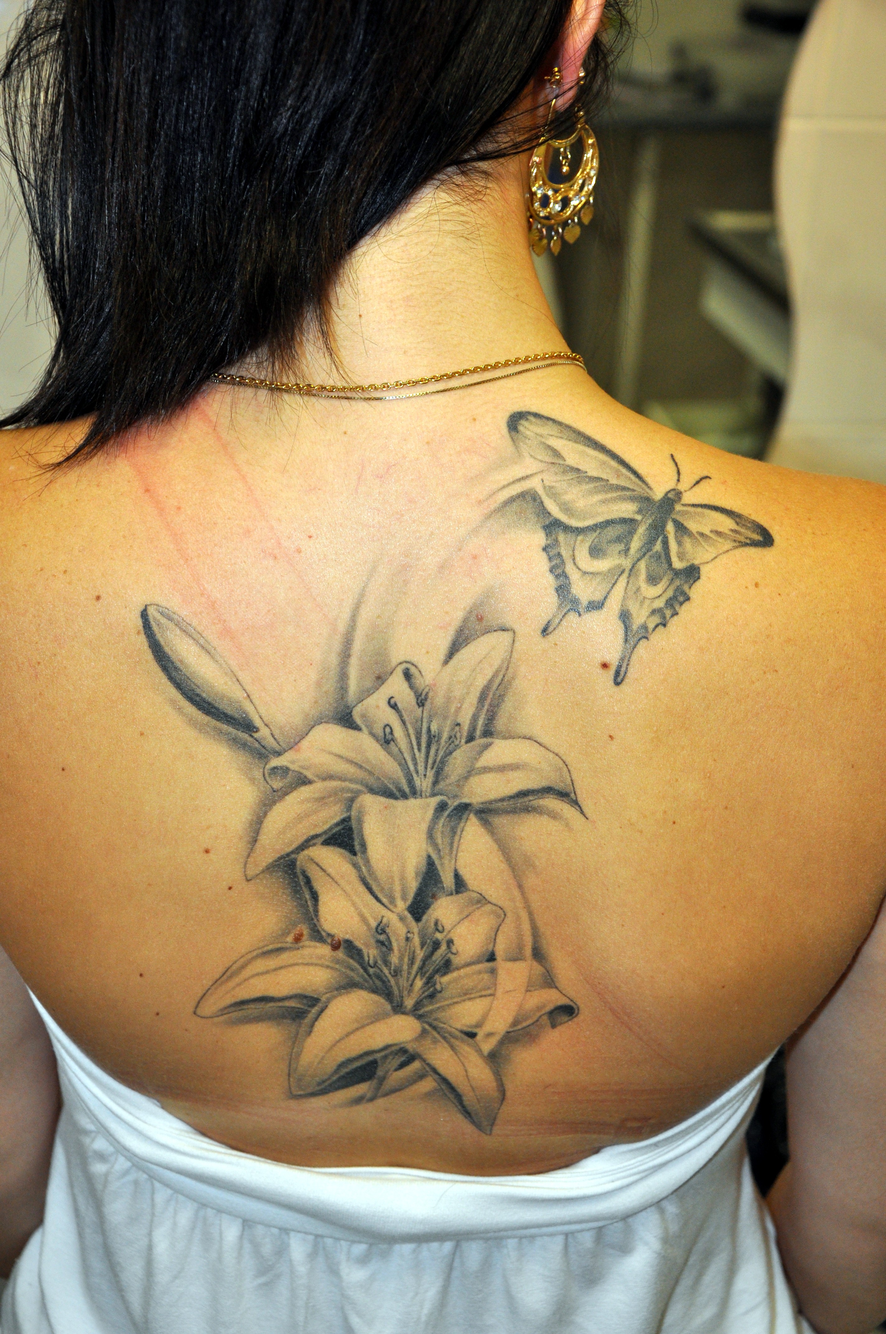 tatouage fleur avec papillon