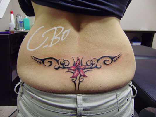 tatouage fleur bas du dos