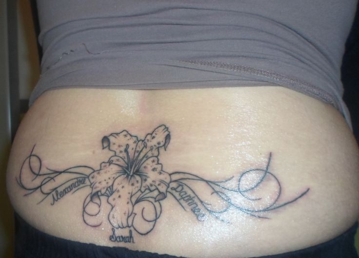 tatouage fleur bas du dos