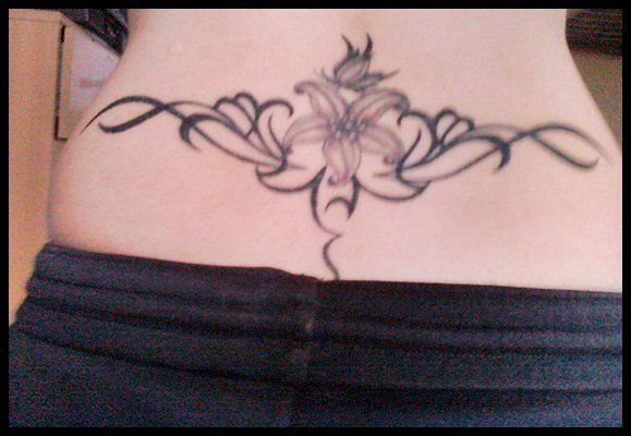 tatouage fleur bas du dos